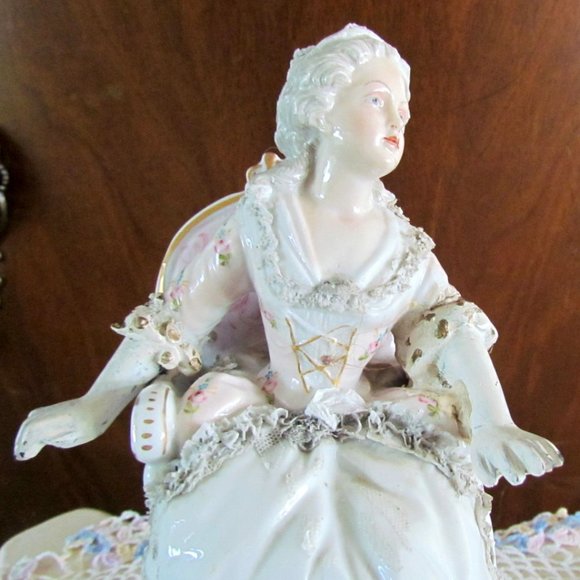 PLAUE PORCELAIN FIGURINE, SEATED LADY, GEORGIAN STYLE GOWN & CHAIR, GERMANY - Picture 2 of 16